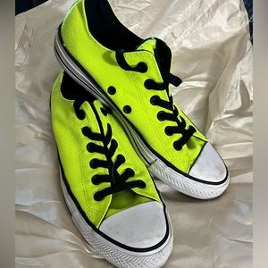 Converse lace up